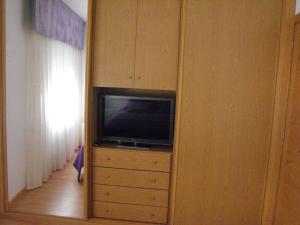Μια τηλεόραση ή/και κέντρο ψυχαγωγίας στο Apartamento Poseidom