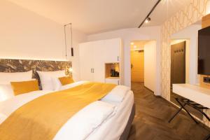 Uma cama ou camas num quarto em Am Paulusbogen