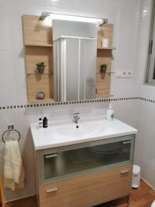 Ένα μπάνιο στο Precioso y gran apartamento en Cullera
