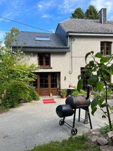 czarny grill przed domem w obiekcie Maison d'hôtes Le Charme du Champs Claire w mieście Ebly