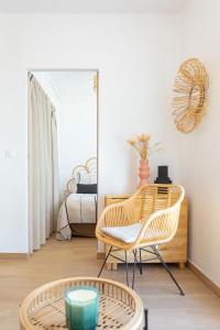 Zimmer mit einem Stuhl, einem Tisch und einem Bett in der Unterkunft t2 Catalans in Marseille