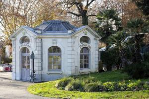 Photo de la galerie de l'établissement Le petit Park-studio-terrasse- piscine-WIFI FIBRE, à Pau
