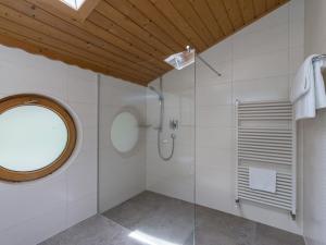 Kamar mandi di Eden Appartements