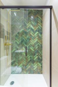 eine Dusche mit Glastür im Badezimmer in der Unterkunft t2 Catalans in Marseille + 14 Fotos