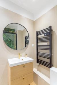 ein Badezimmer mit Waschbecken und Spiegel in der Unterkunft t2 Catalans in Marseille