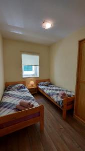 - une chambre avec 2 lits et une fenêtre dans l'établissement Farfalle di Valle, à Bale