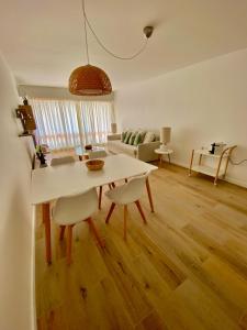 a living room with a white table and chairs at Vilamoura - Apartamento Praia e Golf PL I in Vilamoura