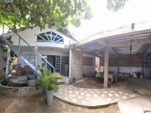ein Haus mit einer Terrasse davor in der Unterkunft Casa Hostel San Andres in San Andrés