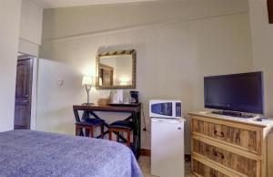 銅山的住宿－CV210A Copper Valley Hotel Room condo，一间卧室配有一张床、一台电视和一张桌子