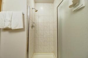 y baño con ducha y puerta de cristal. en CV210A Copper Valley Hotel Room condo, en Copper Mountain
