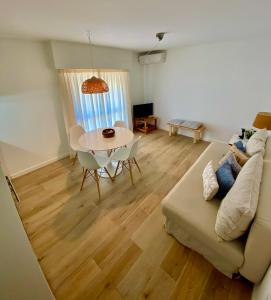 ヴィラモウラにあるVilamoura - Apartamento Praia e Golf PL IIのリビングルーム(ソファ、テーブル付)