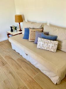 ヴィラモウラにあるVilamoura - Apartamento Praia e Golf PL IIのソファ(枕付)が備わる客室です。