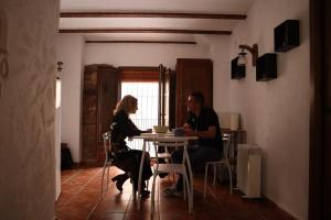 ヴィラファメスにあるLA COVETA - Aptos. Vilapartの犬とテーブルに座る男女