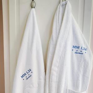zwei weiße Handtücher hängen an der Wand in der Unterkunft Milmari MM L24 in Kopaonik