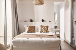 A bed or beds in a room at Niva Pool Suites