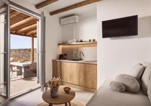 A television and/or entertainment centre at Niva Pool Suites