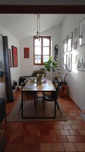St ybars chez Annick et Alain في Saint-Ybars: غرفة معيشة مع طاولة وأريكة