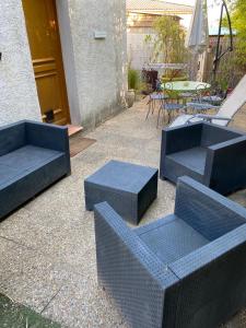 une terrasse avec des canapés bleus, une table et des chaises dans l'établissement Studio Corniche, à La Ciotat