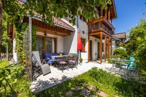 eine Terrasse mit Stühlen und einem Tisch im Hof in der Unterkunft Ferienhaus Waldsicht in Flachau