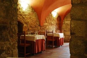 ein Esszimmer mit zwei Tischen und Weingläsern in der Unterkunft Hostal León in Trujillo