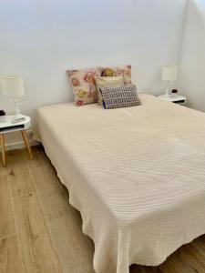 ヴィラモウラにあるVilamoura - Apartamento Praia e Golf PL IIの白いベッド(枕付)が備わる客室です。