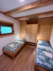 Кровать или кровати в номере Hiša Breza