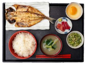 APA Hotel Tokyo Kudanshita tesisinde konuklar için mevcut kahvaltı seçenekleri