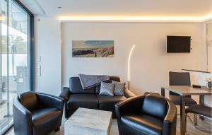 宾茨Prora Solitaire Panorama 02的客厅里有一张沙发和两把椅子