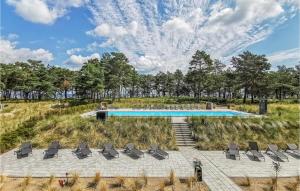 - une piscine dans un champ avec des chaises dans l'établissement Prora Solitaire Panorama 02, à Binz