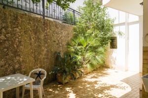 a patio with a table and chairs and plants at Casa Vacanze Lavinia in Castro di Lecce