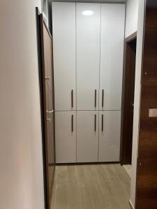 Habitación con armario con armarios blancos. en Apartment Evgenija, en Ohrid