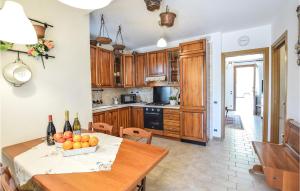 una cocina con una mesa con un bol de fruta. en Amazing Home In Montemerlo With 2 Bedrooms, en Villa Marin