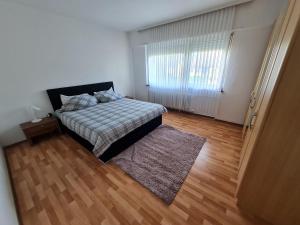 ein kleines Schlafzimmer mit einem Bett und einem Teppich in der Unterkunft Ferienwohnung Ramstein in Ramstein-Miesenbach