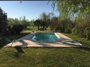 una piscina en medio de un patio en Le BrenSol, en Brens