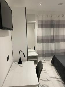 a white room with a table and a mirror at Casa vacanze donna Pina in Palermo