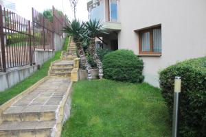 A garden outside Apart complex Starfish със собствено паркомясто
