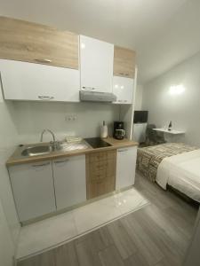 Kuchyňa alebo kuchynka v ubytovaní Apartman Freja II