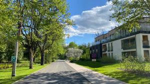 een lege straat voor een gebouw bij Ostoja Białowieska in Hajnówka +10 foto's