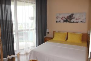 A bed or beds in a room at Apart complex Starfish със собствено паркомясто