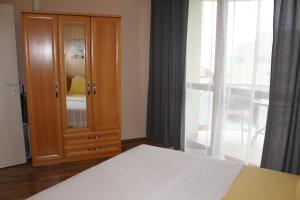 A bed or beds in a room at Apart complex Starfish със собствено паркомясто