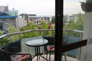 A balcony or terrace at Apart complex Starfish със собствено паркомясто