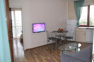A kitchen or kitchenette at Apart complex Starfish със собствено паркомясто