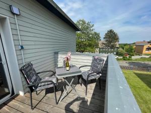 eine Terrasse mit 2 Stühlen und einem Tisch auf einer Terrasse in der Unterkunft Ferienwohnung by Hell & Dunkel in Braunlage