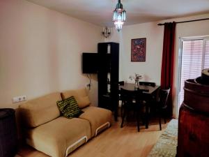 - un salon avec un canapé et une table dans l'établissement Casa Salvadora, à Algar