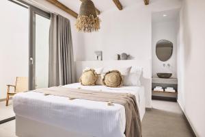 A bed or beds in a room at Niva Pool Suites