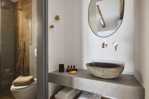 A bathroom at Niva Pool Suites