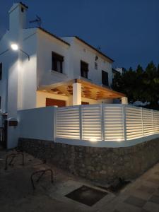 a white house with a fence and a wall at Villa Thálassa in Benicarló