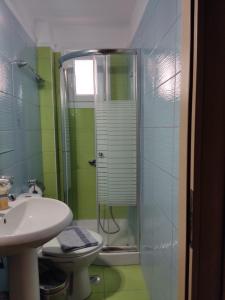 Koupelna v ubytování Eri Apartment + 14 fotografií