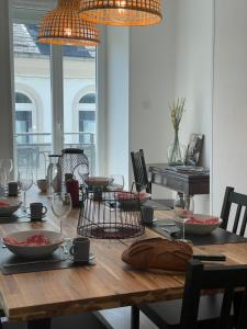 Posedenie v ubytovaní Bel appartement T3 au 1er étage avec cour intérieure au RDC - Villa Marie