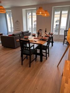 Posedenie v ubytovaní Bel appartement T3 au 1er étage avec cour intérieure au RDC - Villa Marie